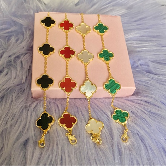 Four Leaf Clover Bracelet in Gold Finish - Picture 3 of 7